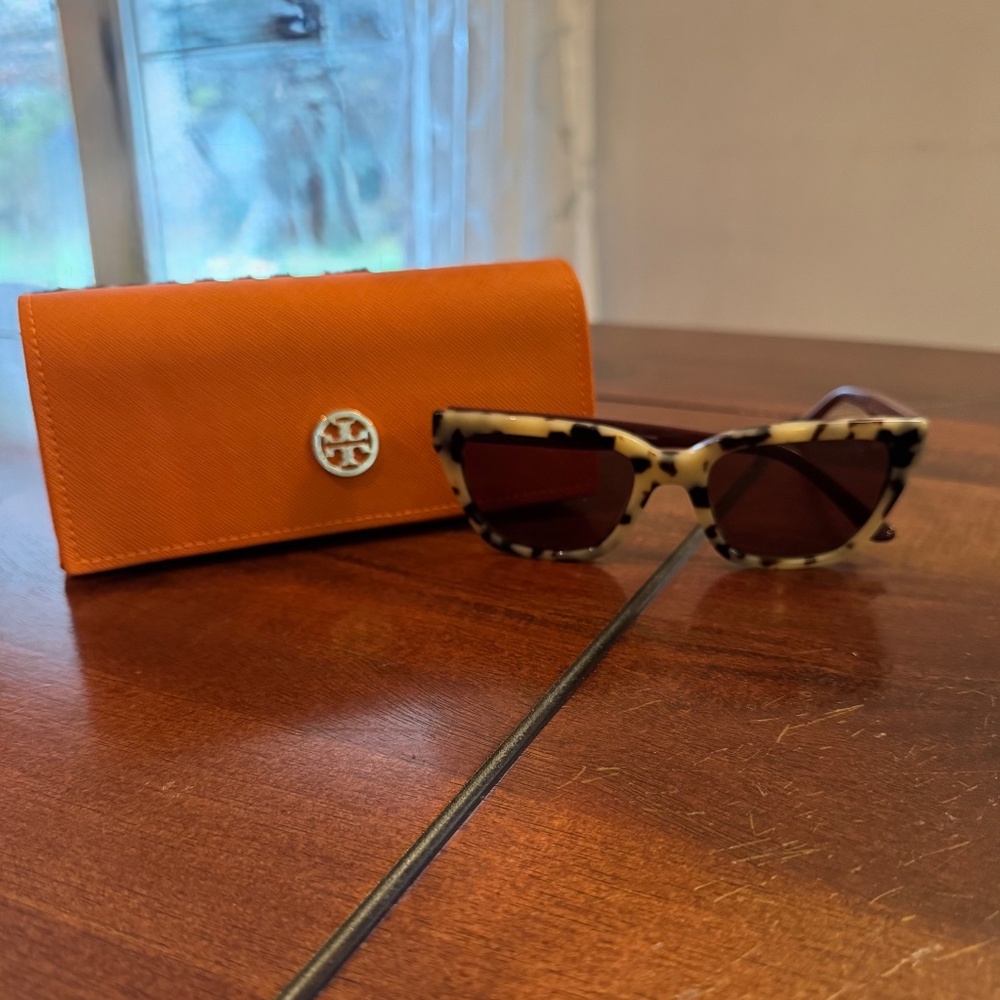 Tory Burch sunglasses - Picture 2 of 4